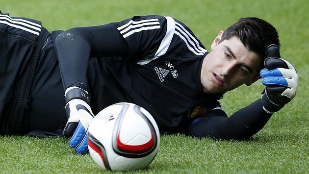 Thibaut Courtois při tréninku belgické reprezentace před zápasem ve Walesu. Thibaut Courtois při tréninku belgické reprezentace před zápasem ve Walesu.