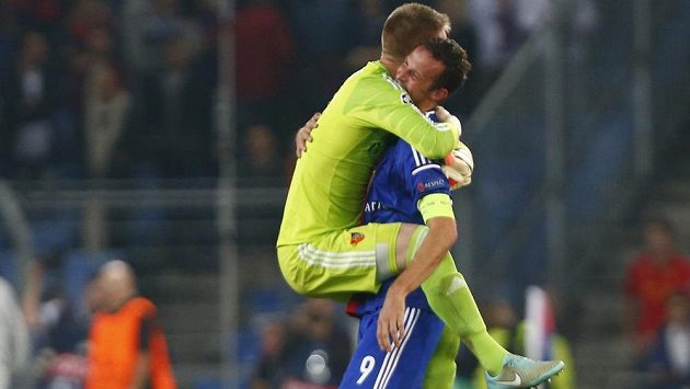 Brankář Tomáš Vaclík (vlevo) slaví s kapitánem Basileje Strellerem vítězství nad Liverpoolem. Brankář Tomáš Vaclík (vlevo) slaví s kapitánem Basileje Strellerem vítězství nad Liverpoolem.
