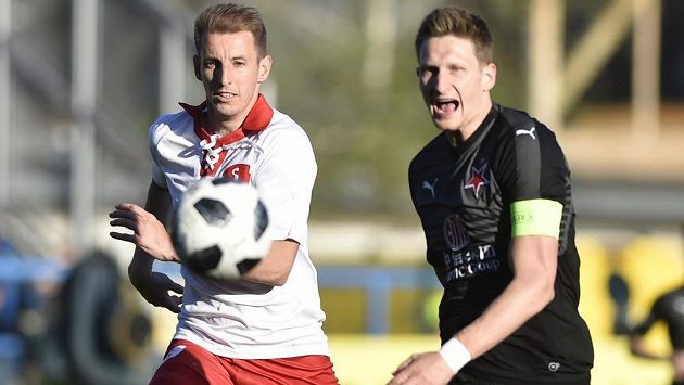 Josef Hnaníček ze Zlína a Milan Škoda ze Slavie během utkání nejvyšší soutěže fotbalistů. Josef Hnaníček ze Zlína a Milan Škoda ze Slavie během utkání nejvyšší soutěže fotbalistů.