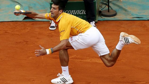 Novak Djokovič behěm finále s Tomášem Berdychem. Novak Djokovič behěm finále s Tomášem Berdychem.
