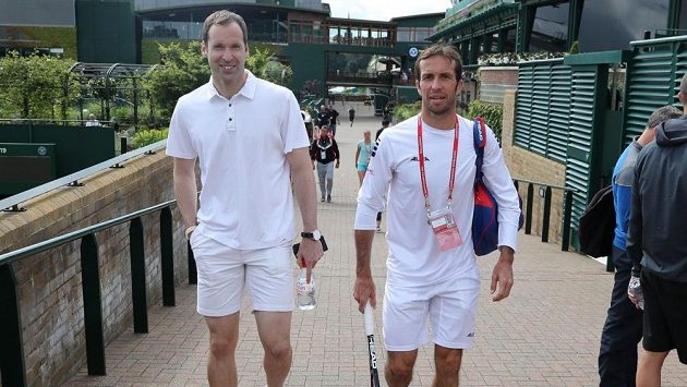 Český tenista Radek Štěpánek s reprezentačním gólmanem Petrem Čechem (vlevo) ve Wimbledonu. Český tenista Radek Štěpánek s reprezentačním gólmanem Petrem Čechem (vlevo) ve Wimbledonu.