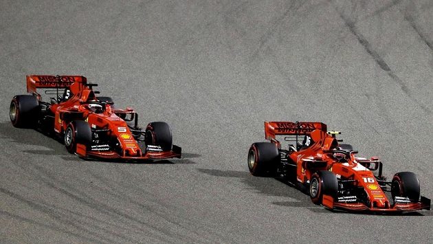 Vozy Ferrari na okruhu v Bahrajnu. Vozy Ferrari na okruhu v Bahrajnu.