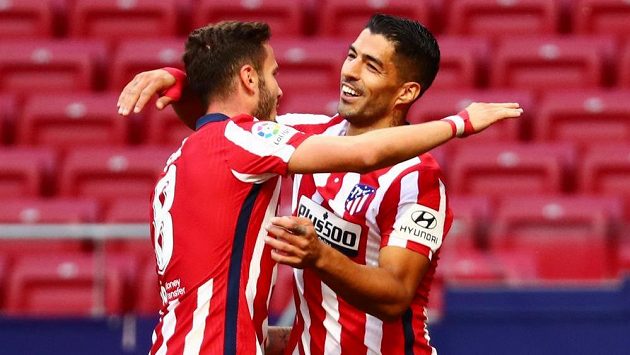 Kanonýr Luis Suárez (vpravo) slaví gól proti Granadě, gratuluje mu spoluhráč z Atlética Madrid Saúl Ňiguez. Kanonýr Luis Suárez (vpravo) slaví gól proti Granadě, gratuluje mu spoluhráč z Atlética Madrid Saúl Ňiguez.