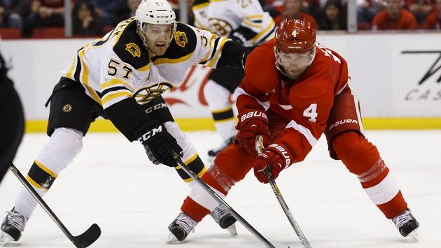 Bostonský hokejista Justin Florek (vlevo) se snaží obrat o puk českého obránce Jakuba Kindla z Detroitu Bostonský hokejista Justin Florek (vlevo) se snaží obrat o puk českého obránce Jakuba Kindla z Detroitu