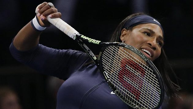 Serena Williams během exhibičního utkání s Caroline Wozniackou. Serena Williams během exhibičního utkání s Caroline Wozniackou.