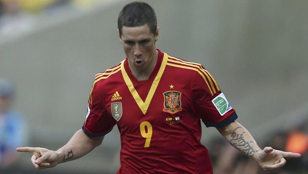 Španělský útočník Fernando Torres oslavuje na Poháru FIFA v Brazílii jednu ze svých tref do sítě amatérů z Tahiti. Španělský útočník Fernando Torres oslavuje na Poháru FIFA v Brazílii jednu ze svých tref do sítě amatérů z Tahiti.