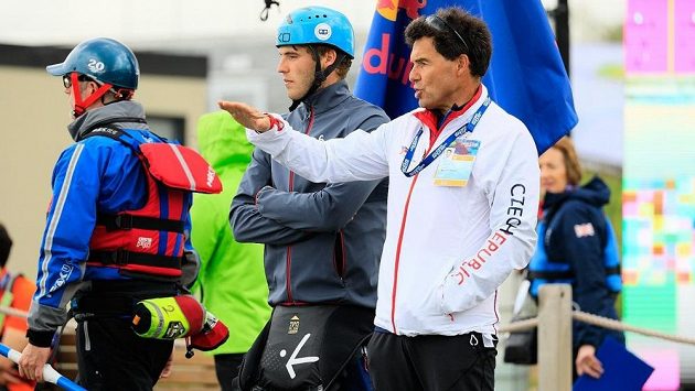 Jiří Rohan v roli trenéra spolu se synem Lukášem. Jiří Rohan v roli trenéra spolu se synem Lukášem.