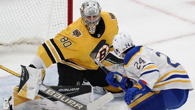 Český brankář Bostonu Daniel Vladař zasahuje proti Dylanu Cozensovi z Buffala. Český brankář Bostonu Daniel Vladař zasahuje proti Dylanu Cozensovi z Buffala.