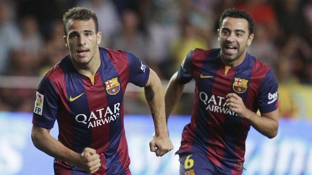 Sandro Ramirez (vlevo) slaví trefu proti Villarrealu, blahopřát mu spěchá spoluhráč z Barcelony Xavi. Sandro Ramirez (vlevo) slaví trefu proti Villarrealu, blahopřát mu spěchá spoluhráč z Barcelony Xavi.