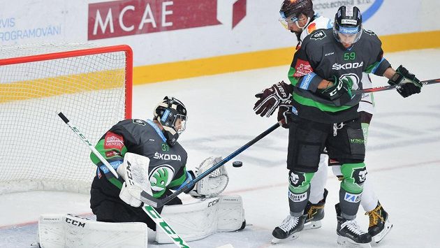Zleva brankář Gašper Krošelj z Boleslavi, Richard Jarůšek ze Sparty a Oldrich Kotvan z Boleslavi. Zleva brankář Gašper Krošelj z Boleslavi, Richard Jarůšek ze Sparty a Oldrich Kotvan z Boleslavi.