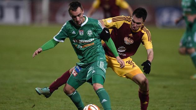 Obránce Dukly Vjačeslav Karavajev (vpravo) se snaží obrat o míč příbramského záložníka Martina Zemana. Obránce Dukly Vjačeslav Karavajev (vpravo) se snaží obrat o míč příbramského záložníka Martina Zemana.