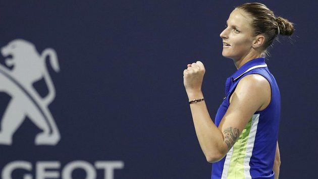 Česká tenistka Karolína Plíšková vyhrála na turnaji v Miami české derby s Markétou Vondroušovou. Česká tenistka Karolína Plíšková vyhrála na turnaji v Miami české derby s Markétou Vondroušovou.