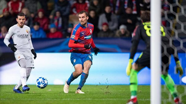 Tomáš Chorý z Viktorie Plzeň (vpravo) a Alessandro Florenzi z Říma utkání v základní skupině Ligy mistrů. Tomáš Chorý z Viktorie Plzeň (vpravo) a Alessandro Florenzi z Říma utkání v základní skupině Ligy mistrů.