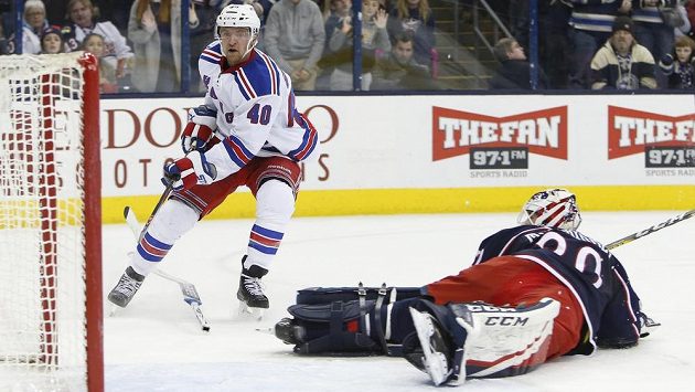 Michael Grabner z NY Rangers a brankář Curtis McElhinney z Columbusu. Michael Grabner z NY Rangers a brankář Curtis McElhinney z Columbusu.