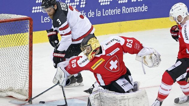 Švýcarský brankář Leonardi Genoni dostává gól od Kanaďana Ryana O´Reillyho v přátelském utkání před MS. Švýcarský brankář Leonardi Genoni dostává gól od Kanaďana Ryana O´Reillyho v přátelském utkání před MS.