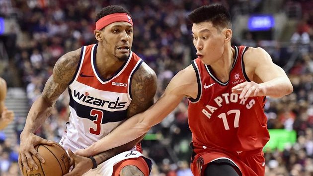 Bradley Beal (3) z Washingtonu a Jeremy Lin (17) z Toronta. Bradley Beal (3) z Washingtonu a Jeremy Lin (17) z Toronta.