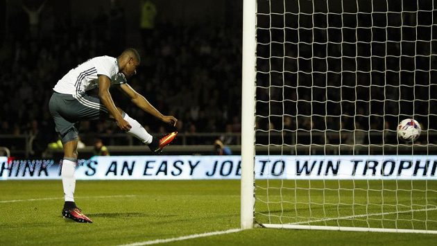 Marcus Rashford z Manchesteru United skóruje proti Northamptonu v utkání Ligového poháru. Marcus Rashford z Manchesteru United skóruje proti Northamptonu v utkání Ligového poháru.