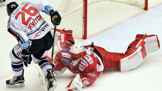 Zleva David Květoň z Vítkovic, brankář Třince Šimon Hrubec. Zleva David Květoň z Vítkovic, brankář Třince Šimon Hrubec.