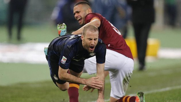 Leandro Castan (v pozadí) fauluje argentinského reprezentanta Rodriga Palacia z Interu Milán. Leandro Castan (v pozadí) fauluje argentinského reprezentanta Rodriga Palacia z Interu Milán.