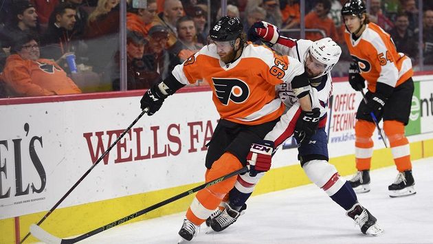 Útočník Philadelphie Flyers Jakub Voráček (vlevo) v souboji Mattem Niskanenem z Washingtonu. Útočník Philadelphie Flyers Jakub Voráček (vlevo) v souboji Mattem Niskanenem z Washingtonu.