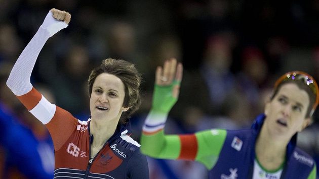 Česká rychlobruslařka Martina Sáblíková se raduje z triumfu na MS na trati 3000 metrů poté, co v poslední jízdě v přímém souboji porazila Ireen Wüstovou (vpravo). Česká rychlobruslařka Martina Sáblíková se raduje z triumfu na MS na trati 3000 metrů poté, co v poslední jízdě v přímém souboji porazila Ireen Wüstovou (vpravo).