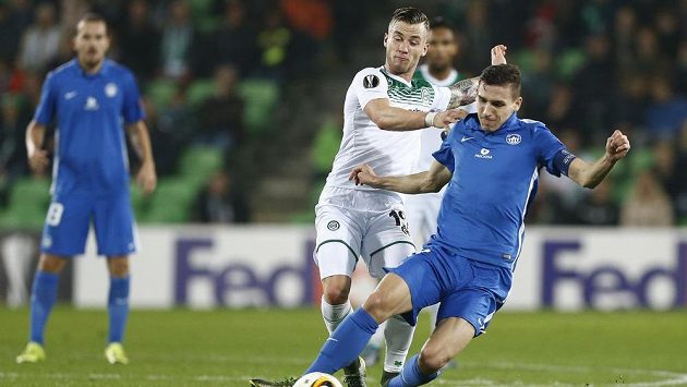 Fotbalista Groningenu Albert Rusnák (uprostřed) a liberecký David Pavelka (vpravo) během utkání Evropské ligy. Fotbalista Groningenu Albert Rusnák (uprostřed) a liberecký David Pavelka (vpravo) během utkání Evropské ligy.