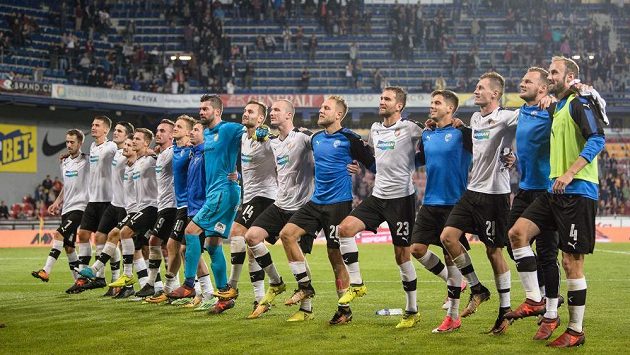 Fotbalisté Viktorie Plzeň oslavují na Letné vítězství nad Spartou. Fotbalisté Viktorie Plzeň oslavují na Letné vítězství nad Spartou.