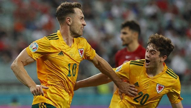 Velšan Aaron Ramsey (10) se raduje poté, co otevřel skóre proti Turecku. Vpravo Daniel James. Velšan Aaron Ramsey (10) se raduje poté, co otevřel skóre proti Turecku. Vpravo Daniel James.