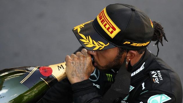 Brit Lewis Hamilton si vychutnává triumf na Velké ceně Španělska. Brit Lewis Hamilton si vychutnává triumf na Velké ceně Španělska.