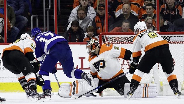Brankář Philadelphie Michal Neuvirth zasahuje v zápase proti Tampě Bay. Brankář Philadelphie Michal Neuvirth zasahuje v zápase proti Tampě Bay.