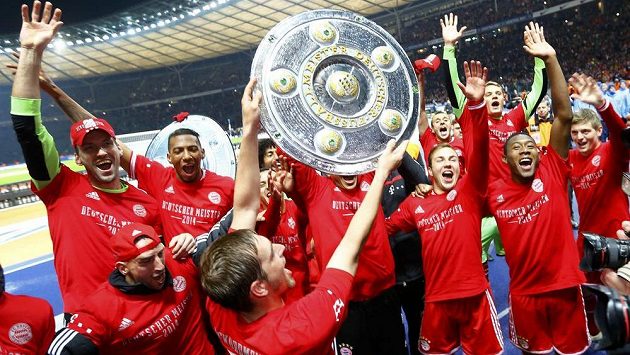 Fotbalisté Bayernu Mnichov s trofejí pro mistry bundesligy. Fotbalisté Bayernu Mnichov s trofejí pro mistry bundesligy.