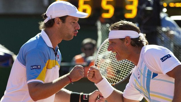 Argentinští tenisté David Nalbandian (vpravo) a Horacio Zeballos porazili ve čtyřhře francouzskou dvojici Julien Benneteau, Michael Llodra. Argentinští tenisté David Nalbandian (vpravo) a Horacio Zeballos porazili ve čtyřhře francouzskou dvojici Julien Benneteau, Michael Llodra.