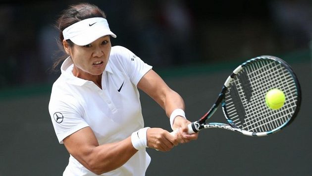 Li Na na letošním Wimbledonu v utkání proti Barboře Záhlavové-Strýcové. Li Na na letošním Wimbledonu v utkání proti Barboře Záhlavové-Strýcové.