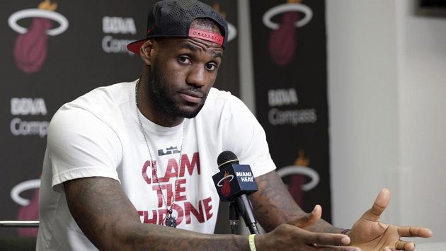 Hvězdný LeBron James na tiskové konferenci v Miami. Hvězdný LeBron James na tiskové konferenci v Miami.