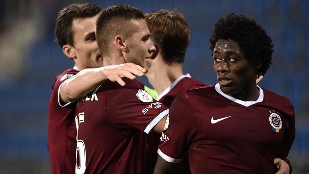 Fotbalisté Sparty (David Lafata, Pavel Kadeřábek, Tiémoko Konaté) oslavují první gól v utkání 14. kola Synot ligy na hřišti Slovácka. Fotbalisté Sparty (David Lafata, Pavel Kadeřábek, Tiémoko Konaté) oslavují první gól v utkání 14. kola Synot ligy na hřišti Slovácka.