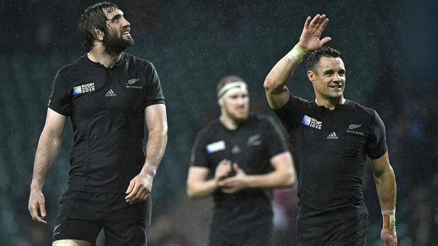 Novozélandský ragbista Dan Carter (vpravo) slaví se spoluhráči postup do finále mistrovství světa. Novozélandský ragbista Dan Carter (vpravo) slaví se spoluhráči postup do finále mistrovství světa.