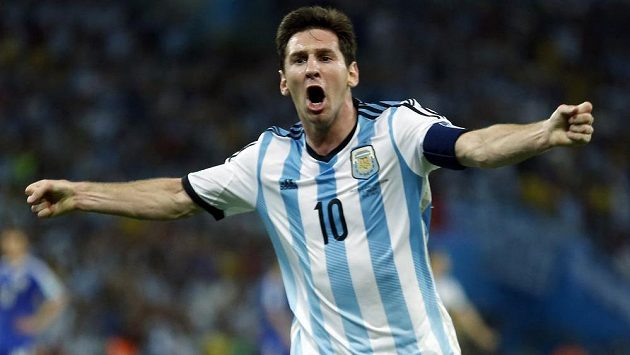 Lionel Messi slaví svou trefu v utkání proti Bosně a Hercegovině na stadiónu Maracaná. Lionel Messi slaví svou trefu v utkání proti Bosně a Hercegovině na stadiónu Maracaná.