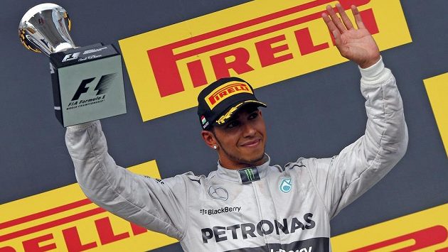 Brit Lewis Hamilton sice triumf z loňského roku v Maďarsku neobhájil, třetí místo poté, co musel startovat z boxové uličky, je však úspěchem. Brit Lewis Hamilton sice triumf z loňského roku v Maďarsku neobhájil, třetí místo poté, co musel startovat z boxové uličky, je však úspěchem.
