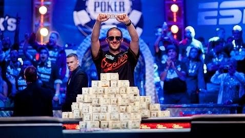 Greg Merson se stal novým světovým šampionem v pokeru. Pokořil více než 6.500 dalších sportovců a kromě balíku peněz má i prestižní zlatý náramek. Greg Merson se stal novým světovým šampionem v pokeru. Pokořil více než 6.500 dalších sportovců a kromě balíku peněz má i prestižní zlatý náramek.