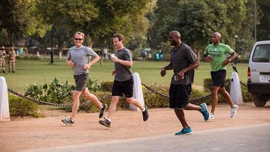 Mark Zuckerberg (uprostřed) při tréninku. Uběhne zakladatel facebooku v roce 2016 365 mil? Mark Zuckerberg (uprostřed) při tréninku. Uběhne zakladatel facebooku v roce 2016 365 mil?