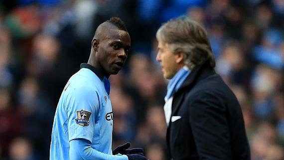 Mario Balotelli (vlevo) do AC Milán nejspíš neodejde. Mario Balotelli (vlevo) do AC Milán nejspíš neodejde.