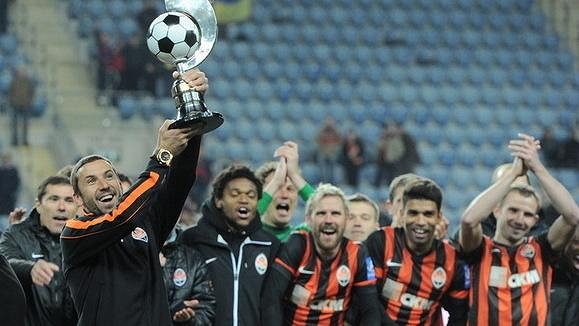 Fotbalisté Šachtaru Doněck - a český legionář Tomáš Hübschman mezi nimi (na snímku uprostřed) - se radují z vítězství ve Společném superpoháru v Tel Avivu. Fotbalisté Šachtaru Doněck - a český legionář Tomáš Hübschman mezi nimi (na snímku uprostřed) - se radují z vítězství ve Společném superpoháru v Tel Avivu.