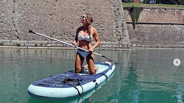 Italská biatlonová hvězda Dorothea Wiererová relaxuje na paddleboardu. Italská biatlonová hvězda Dorothea Wiererová relaxuje na paddleboardu.