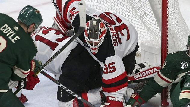 Americký útočník Charlie Coyle se stěhuje v NHL z Minnesoty do Bostonu Americký útočník Charlie Coyle se stěhuje v NHL z Minnesoty do Bostonu