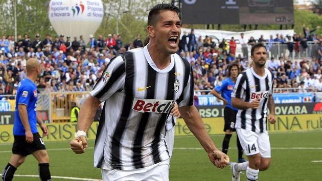 Marco Borriello se raduje poté, co dal za Juventus už druhý gól v utkání s Novarou. Marco Borriello se raduje poté, co dal za Juventus už druhý gól v utkání s Novarou.