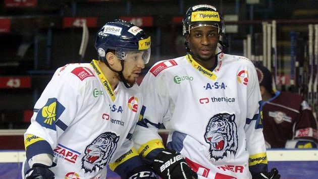 Chris Stewart ze St. Louis Blues (vlevo) a Wayne Simmonds z Philadelphia Flyers (vpravo). Chris Stewart ze St. Louis Blues (vlevo) a Wayne Simmonds z Philadelphia Flyers (vpravo).