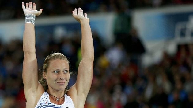 Jiřina Ptáčníková po svém posledním skoku v Helsinkách. Brzy nato vypukly zlaté oslavy. Jiřina Ptáčníková po svém posledním skoku v Helsinkách. Brzy nato vypukly zlaté oslavy.
