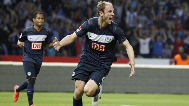 Roman Hubník z Herthy Berlín se raduje po gólu, který vstřelil Fortuně Düsseldorf. Roman Hubník z Herthy Berlín se raduje po gólu, který vstřelil Fortuně Düsseldorf.