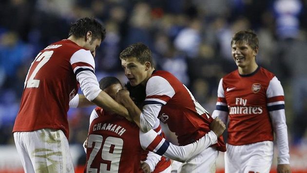 Fotbalisté Arsenalu se radují z branky do sítě Readingu. Fotbalisté Arsenalu se radují z branky do sítě Readingu.