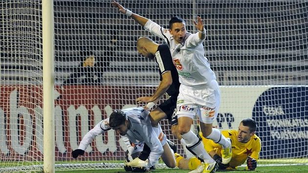 Dušan Uškovič z Hradce Králové (uprostřed) se raduje z prvního gólu. Za ním zleva Radek Hochmeister z Hradce Králové, Martin Latka ze Slavie a brankář Slavie Martin Berkovec. Dušan Uškovič z Hradce Králové (uprostřed) se raduje z prvního gólu. Za ním zleva Radek Hochmeister z Hradce Králové, Martin Latka ze Slavie a brankář Slavie Martin Berkovec.